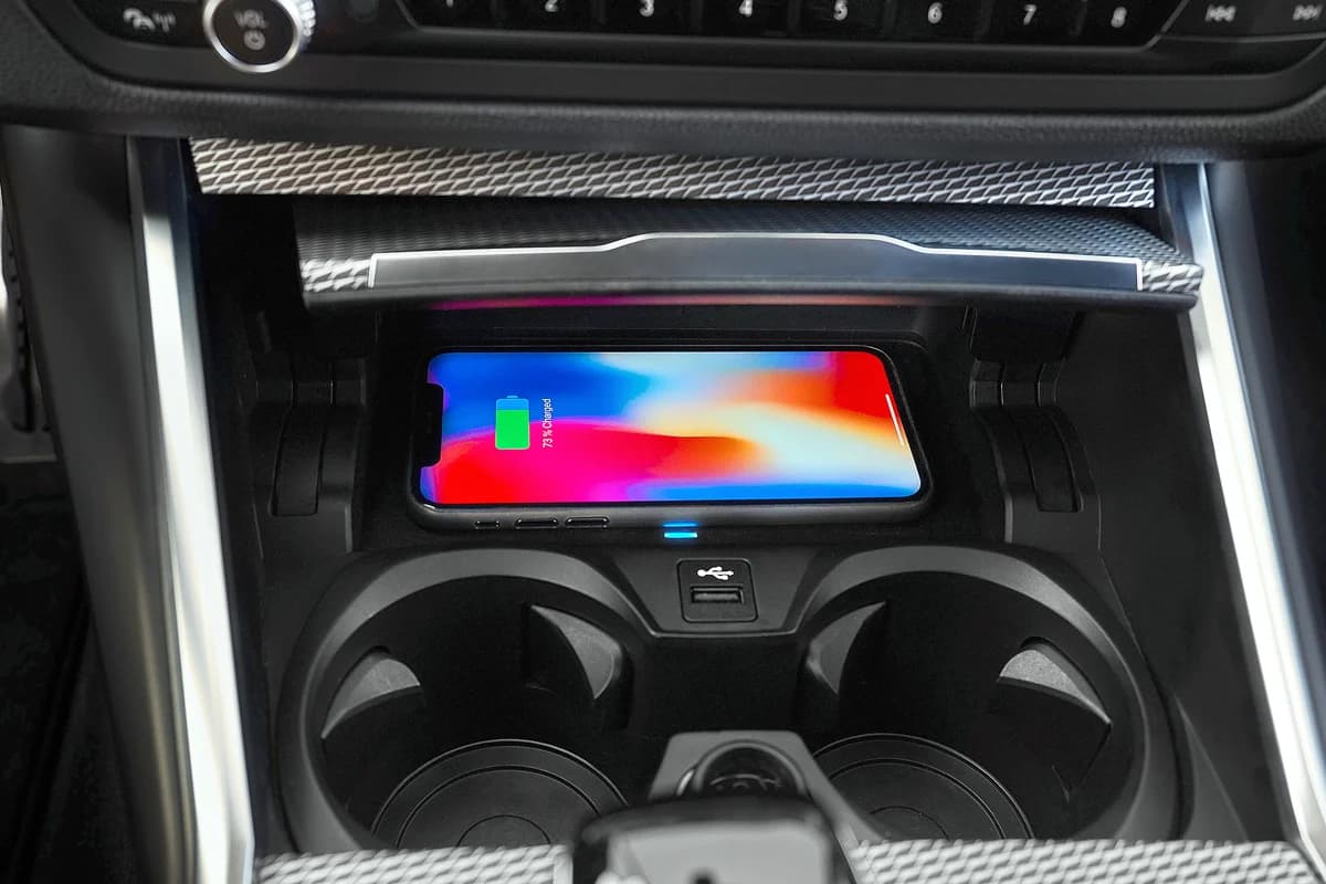 Беспроводная зарядка телефона для BMW